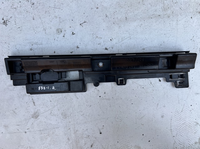 Кронштейн зовнішньої накладки порога правого 51777256918 BMW