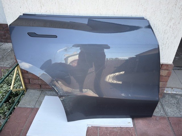 Двері пасажирські задні праві Tesla Model Y