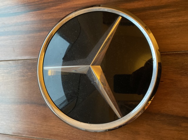 Кронштейн емблеми решітки радіатора A0008880011 MERCEDES