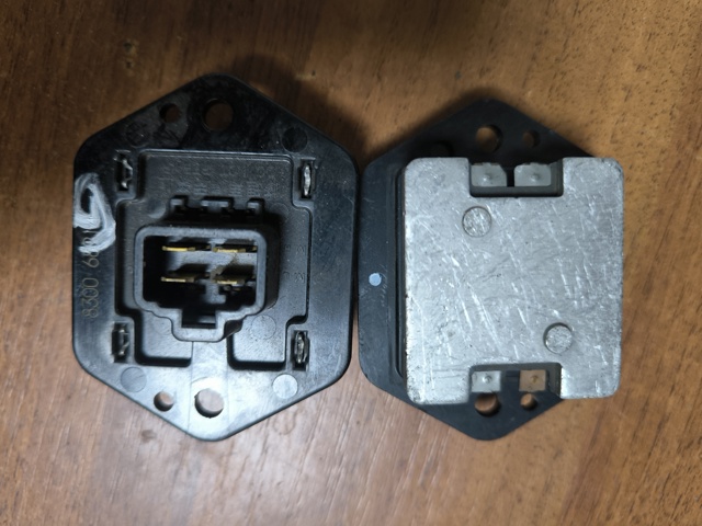 Регулятор оборотів пічки MR568591 MITSUBISHI
