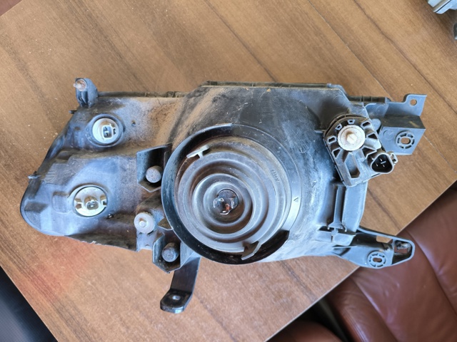Фара передня права MR981270 MITSUBISHI