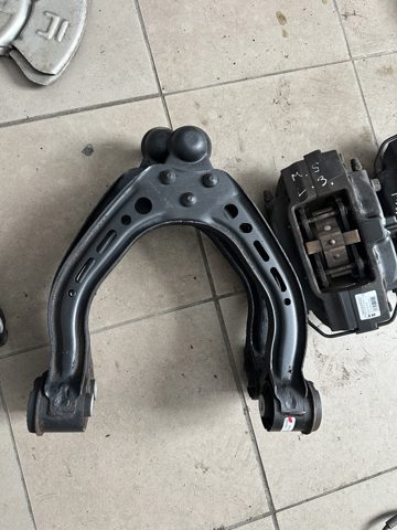 Важіль передньої підвіски верхній, лівий 104396500A TESLA
