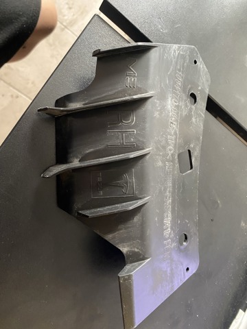 Кронштейн бампера переднього, правий 108417000B TESLA