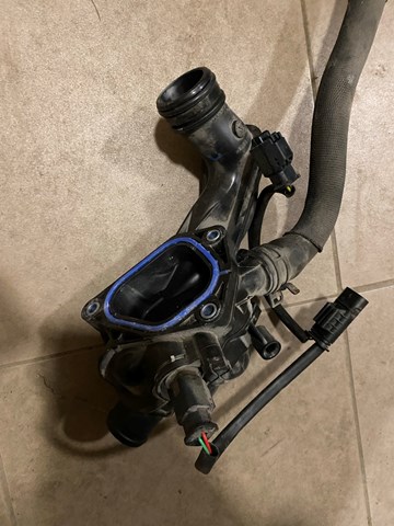 Кожух термостата 8699290 BMW