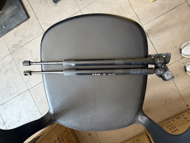 Амортизатор кришки багажника 95429722 GM