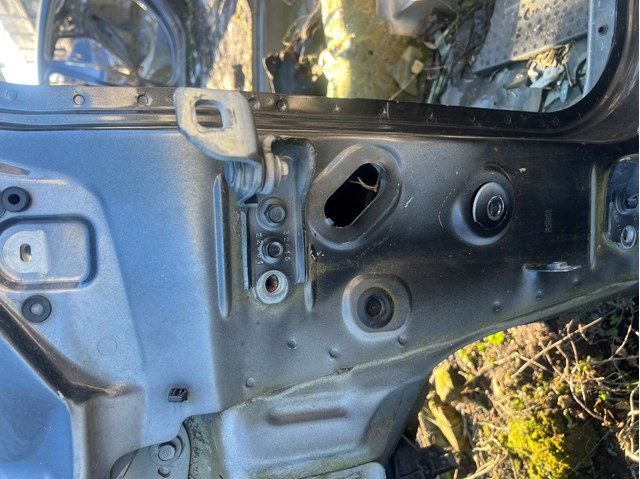 Шарнір передніх лівих дверей BB5Z7822801C FORD