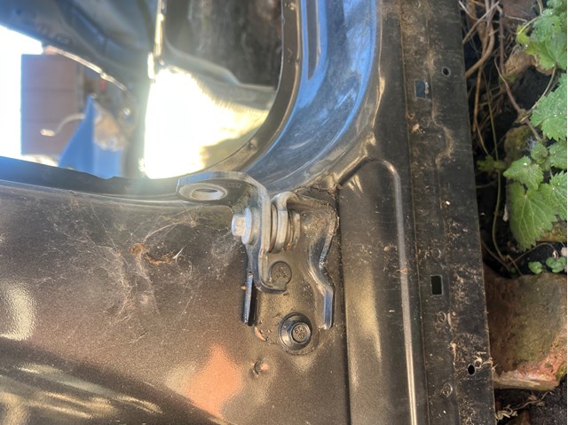 Петля задніх лівих дверей DS7Z5426811B FORD