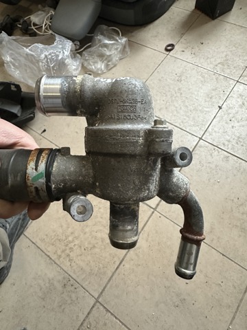 Корпус термостата в зборі DS7Z8A586D FORD
