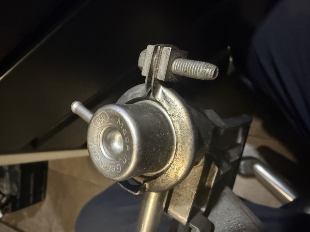 Регулятор тиску палива в паливній рейці 0280160515 BOSCH