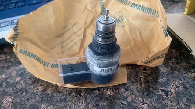 Регулятор тиску палива в паливній рейці 0281002494 BOSCH