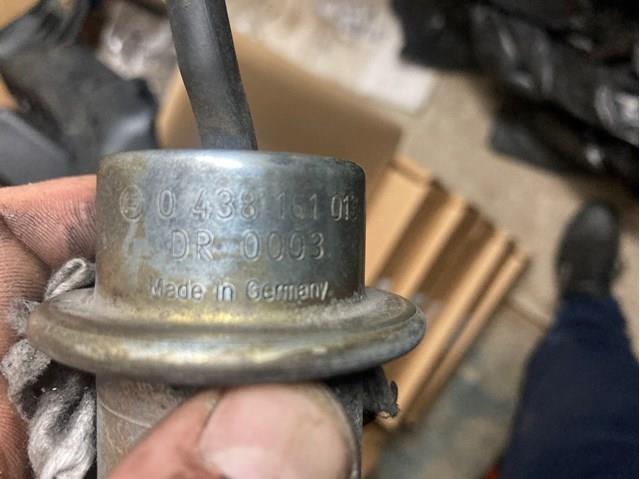 Регулятор тиску палива в паливній рейці 0438161013 BOSCH