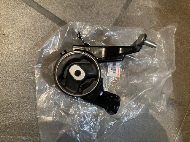 Опора двигуна задня 1237128190 TOYOTA
