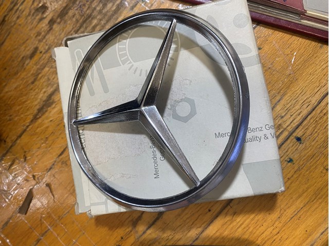 Емблема на кришку багажника, фірм.значок 1267580058 MERCEDES