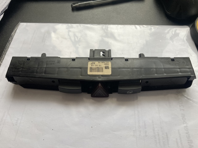Кнопка включення аварійного сигналу 13100105 OPEL