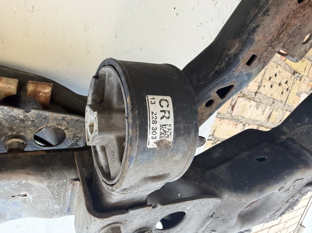 Задня подушка двигуна 13228303 OPEL