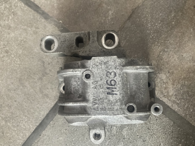 Права подушка мотора 1K0199262 VAG
