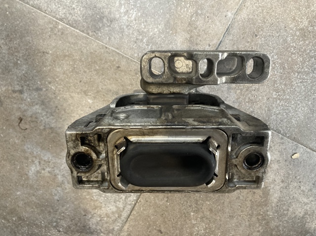 Права подушка двигуна Volkswagen Passat B7