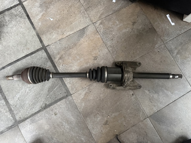 Піввісь передня, права 39100JD22C NISSAN