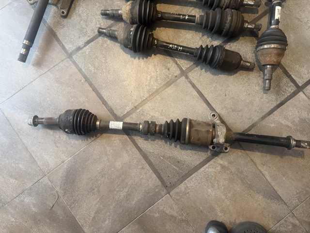 Привід передній правий 39100JD52B NISSAN