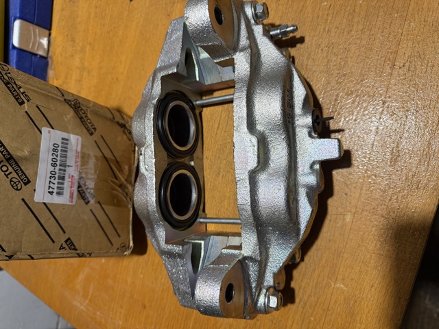 Супорт гальмівний, передній, правий 4773060280 TOYOTA