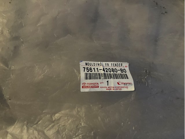Молдинг переднього правого крила 7561142080B0 TOYOTA