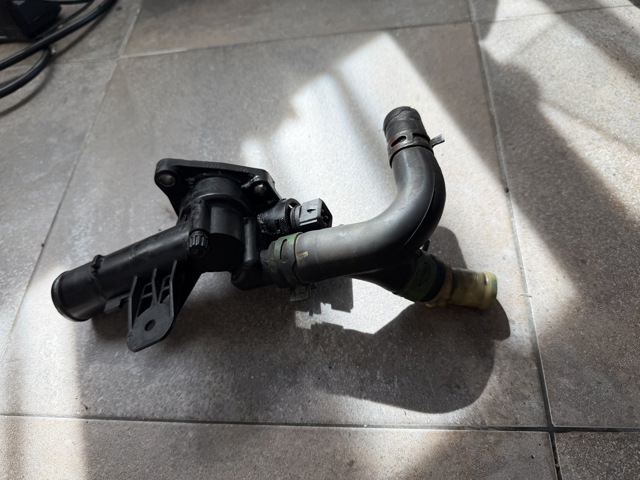 Водяна помпа термостата 8200558751 RENAULT