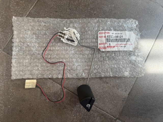 Датчик рівня палива в баку 8332006121 TOYOTA