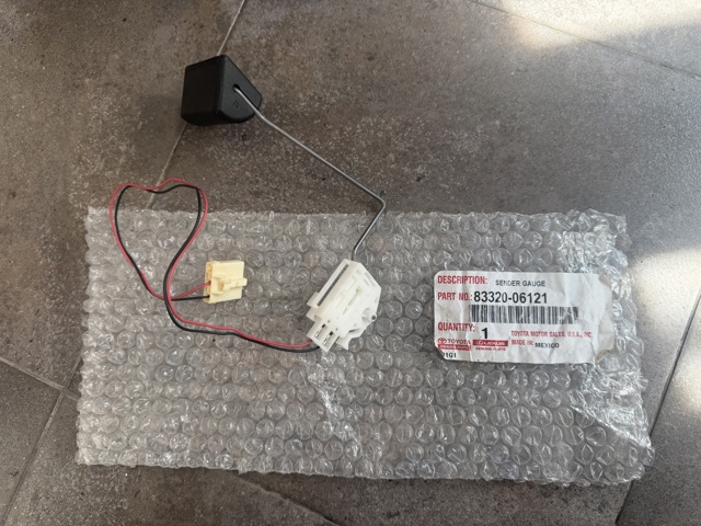 Датчик покажчика рівня палива 8332006121 TOYOTA