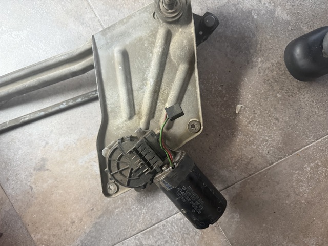 Двигун склоочисника лобового скла (трапеції) 83AB17B571AC FORD