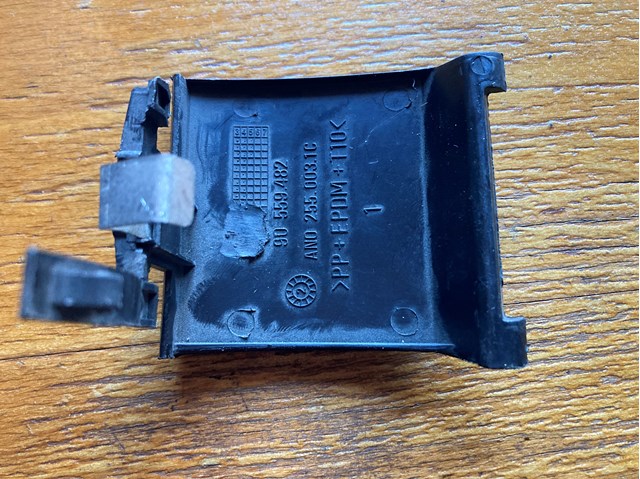 Заглушка бампера буксирувального гака 90559482 OPEL