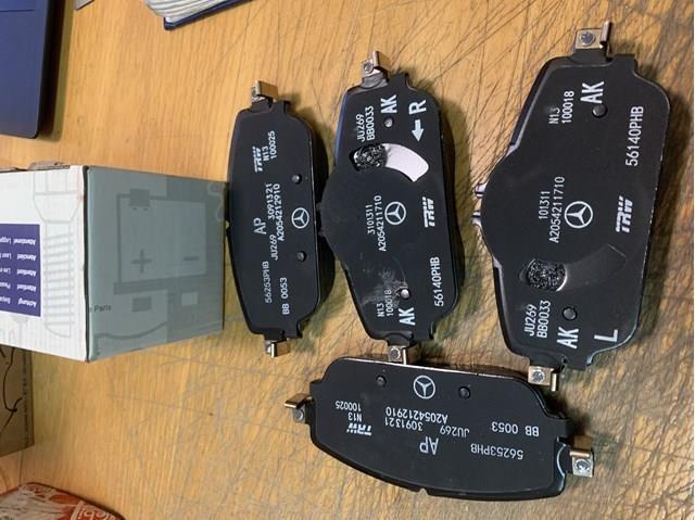 Колодки передні A0004208700 MERCEDES