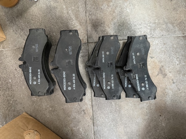 Гальмівні колодки A0044202420 MERCEDES