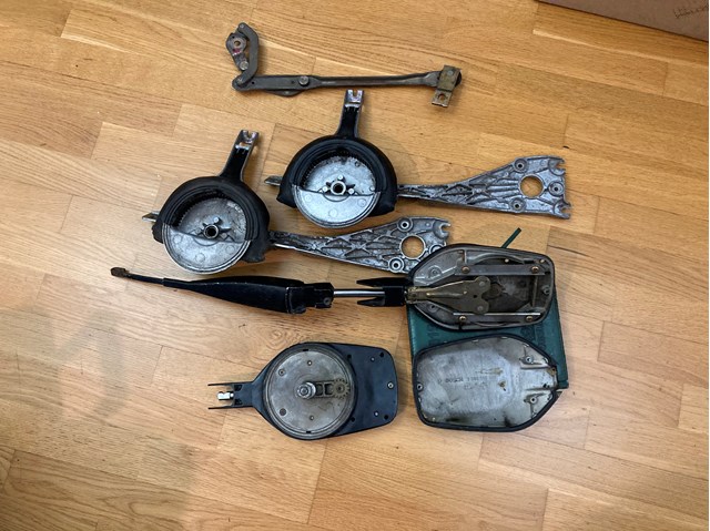 Трапеція щіток лобового скла Mercedes E