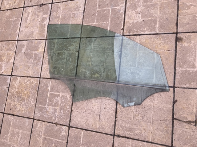 Скло пасажирських дверей A2057253800 MERCEDES