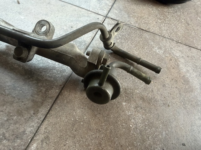 Регулятор тиску палива FS0513280 MAZDA
