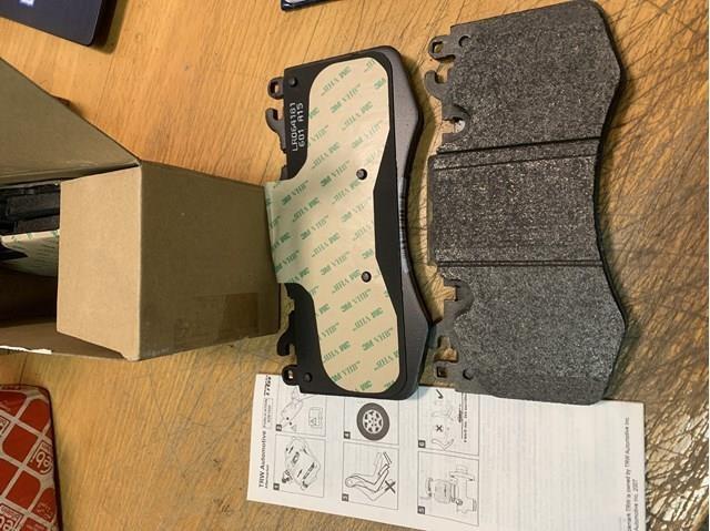 Колодки гальмівні дискові комплект LR093886 LAND ROVER