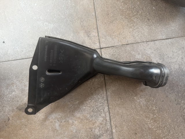 Повітрозабірник повітряного фільтра MR993548 MITSUBISHI