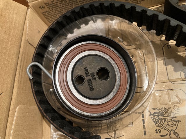 Ролик натягувача ременя ГРМ VKM15218 SKF