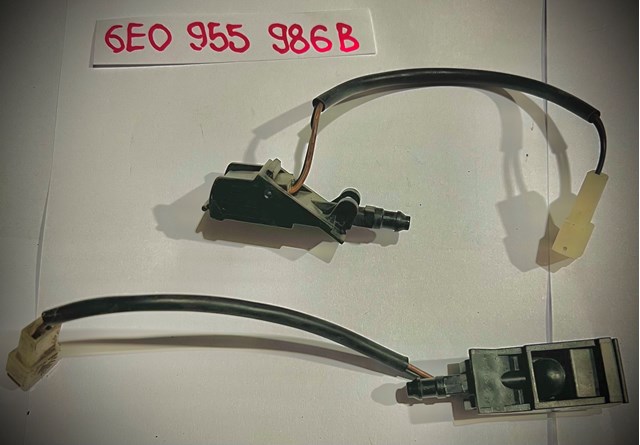 Форсунка омивача лобового скла 6E0955986B VAG