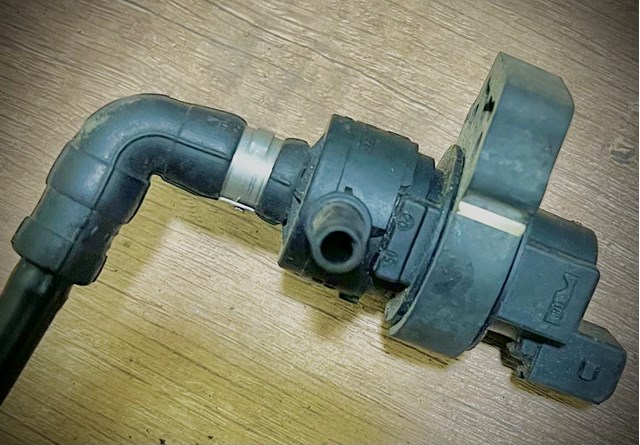 Клапан вентиляції газів паливного бака A0004703993 MERCEDES