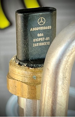 Датчик тиску масла двигуна A0009050603 MERCEDES