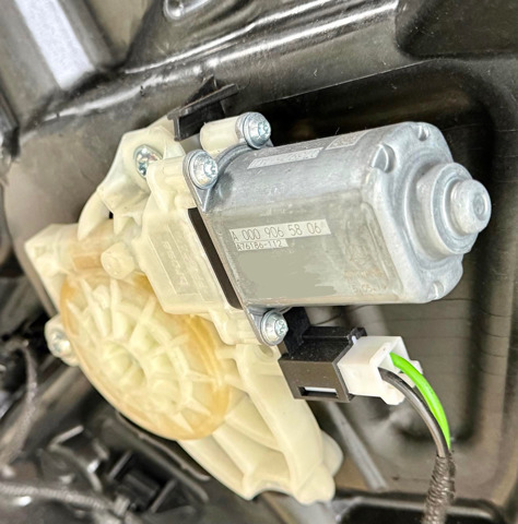 Мотор склопідйомника дверей передніх, лівих A0009065806 MERCEDES