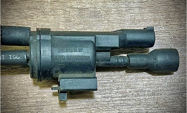 Клапан перемикання системи подачі повітря A0025401497 MERCEDES