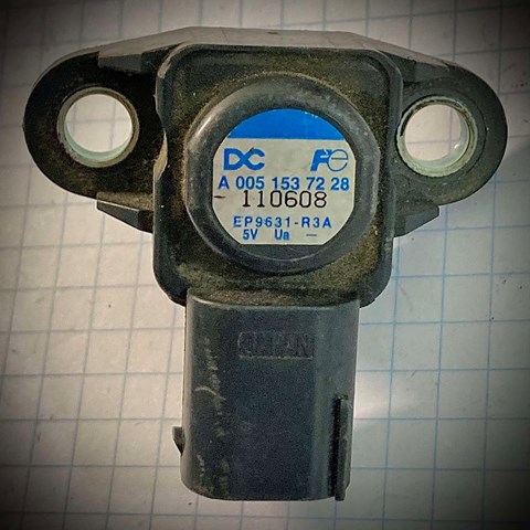 Датчик тиску наддуву (датчик нагнітання повітря в турбіну) A0051537228 MERCEDES