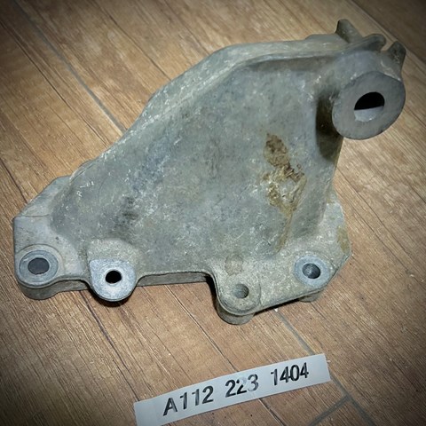 Кронштейн подушки (опори) двигуна, лівої A1122231404 MERCEDES