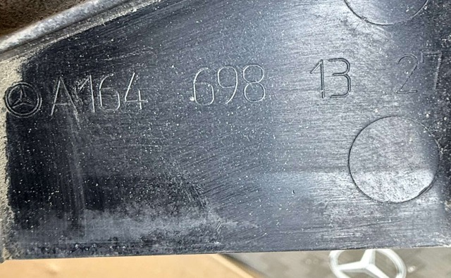 Кронштейн зовнішньої накладки лівого порога A1646981327 MERCEDES