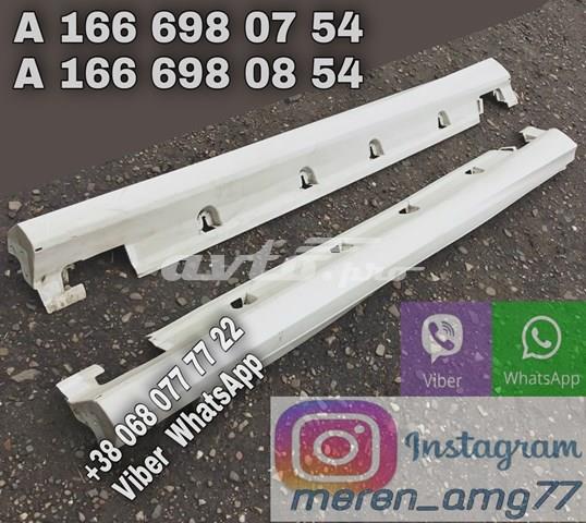 Накладка зовнішня (молдинг) порога, правий A1666980854 MERCEDES