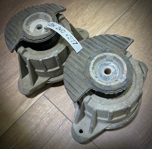 Подушка (опора) двигуна, передня A2042404317 MERCEDES