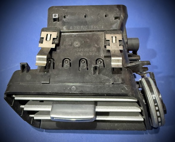 Решітка повітропровода ліва A2128303354 MERCEDES