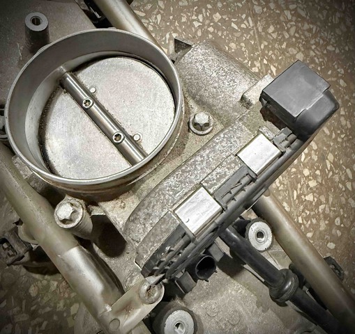 Дросельна заслінка компресора наддуву A2751410625 MERCEDES